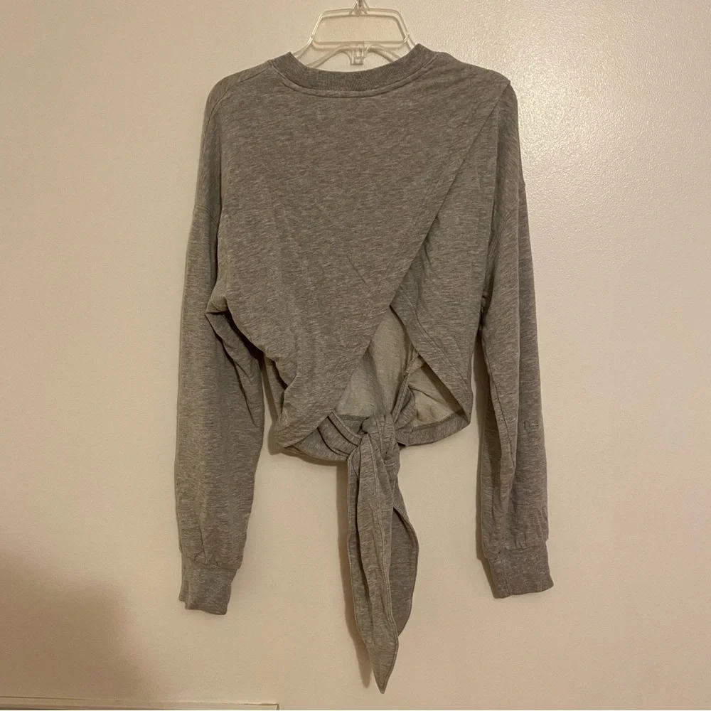 EUC Athleta Oasis Yoga Tie Back Sweatshirt Grey Heathered Size XXS Semi Fitted - Picture 3 of 5